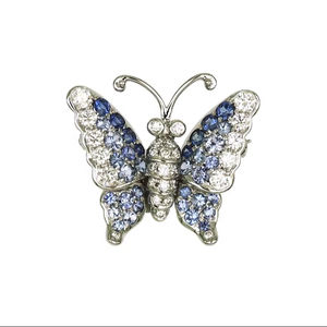 Broche Papillon Unique en Or Blanc 18 carats avec Saphir Bleu Dégradé et Pavé de Diamants – Élégance Éthérée - Product Image 1