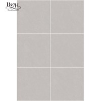 Carrelage grand format en porcelaine marbrée gris clair, pleine masse, haute brillance, antidérapant, pour sols de villas, salons et chambres.