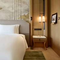 Modernes Hotel-Schlafzimmer-Möbelset für Apartments Echtes Leder Queen/King-Size-Bett mit Schwebetisch Wandmontiertes Design