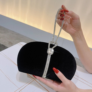 กระเป๋าคลัทช์กำมะหยี่สีดำสุดหรูสำหรับงานกลางคืน ดีไซน์เก๋ไก๋พร้อมสายคล้องมือและสายโซ่ เหมาะสำหรับงานปาร์ตี้และชุดเดรส สไตล์คนเมือง - Product Image 4