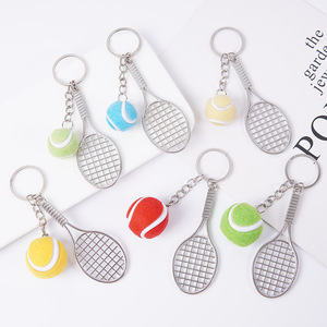 Llavero con colgante de mini raqueta de tenis, un divertido regalo promocional publicitario, un adorno con forma de pelota de tenis simulada. - Product Image 1