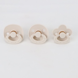 Vente en gros de sucettes en silicone sans BPA, tétines personnalisées en silicone pour nouveau-nés et bébés - Product Image 1