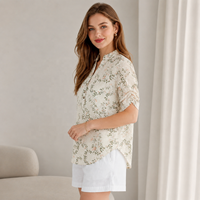 Chemisier Chic à Motifs Floraux et Découpes Ajourées pour Femme, Col Fendu, Manches à Revers, en Mélange de Viscose, Idéal pour les Vacances d'Été et les Tenues de Plage