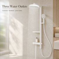 Colonne de douche murale en acier inoxydable blanc avec pommeau de pluie, douchette à jet doux, support de rangement et commande à bouton-poussoir pour hôtel