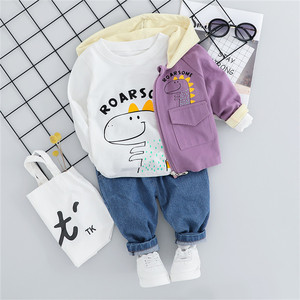 Conjunto de Tres Piezas para Niños: Camisa Casual de Dinosaurio, Jeans Robin y Sudadera con Mangas de Diferentes Colores, de Fábrica China - Product Image 3