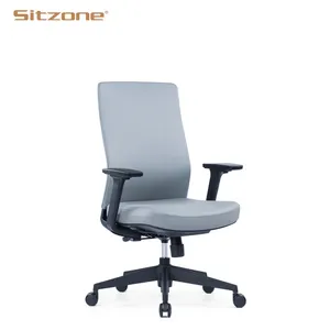 Черное офисное кресло руководителя со средней спинкой из синтетической кожи