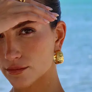 Pendientes de aro gruesos de acero inoxidable para mujer, textura Retro chapada en oro, Perla ancha en forma de C, joyería de declaración de moda principal, Bisutería - Product Image 6