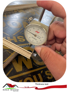 Núcleo de junta de dedo Tiras pequeñas Película negra Frente <span class=keywords><strong>Tablero</strong></span> de madera contrachapada fenólica Marina Formaldehído <span class=keywords><strong>para</strong></span> almacén de taller - Product Image 3