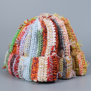 <span class=keywords><strong>Gorro</strong></span> de punto de ganchillo hecho a mano de lana a rayas gruesas con borlas desgastadas coloridas arcoíris de invierno - Product Image 1