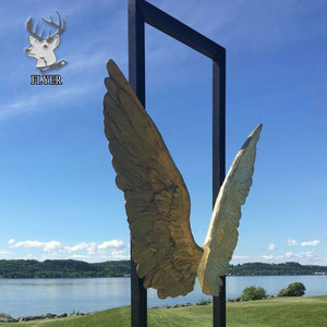 Statue de jardin extérieure en bronze coulé, grand ange garde masculin aux ailes tombantes et aux plumes détaillées, en position agenouillée - Product Image 4