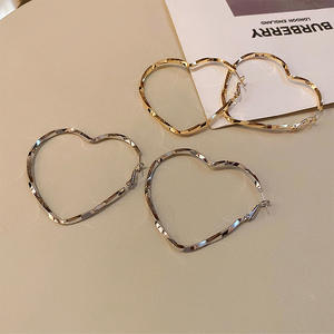 Pendientes de Aro Grandes de Aleación con Forma de Corazón, Estilo Retro Exagerado, Metálicos Minimalistas, para Mujer, de Moda, Plateados y Chapados en Oro de 14K, Joyería de Moda, Regalo - Product Image 2