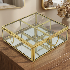 Boîte à bijoux carrée en verre avec cadre doré et compartiments séparateurs - Product Image 3