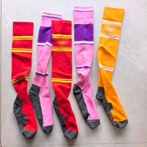 Chaussettes de sport pour hommes en liquidation, chaussettes de compression épaisses rouges, chaussettes d'élite pour hommes pour le basketball, vente en gros - Product Image 1