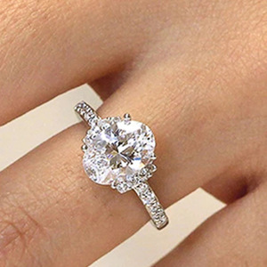 Anillo de Diamantes con Corte Ovalado Q184, Anillo de Compromiso Clásico para Mujer con Piedras Laterales - Product Image 2