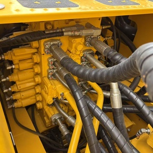 Excavatrice d'occasion Komatsu PC220 à bas prix et en bon état, économique en carburant, idéale pour la construction d'infrastructure - Product Image 3