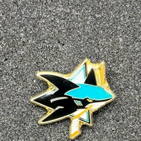 Nouveau produit Hockey sur glace américain Nh broche élégant collier en métal insigne lettre broche vêtements sac à dos accessoires
