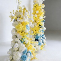 Décoration murale personnalisable en rangée de fleurs artificielles jaunes, bleues et blanches pour l'arrière-plan de la zone d'accueil de mariage et les vitrines de centre commercial