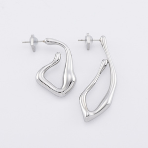 Pendientes de Cadena con Nudos Góticos Modernos para Mujer, Diseño Abstracto de Onda Plateada, Accesorio de Moda Casual con Calidad Garantizada - Product Image 1