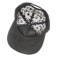 Casquette 5 panneaux en daim avec bordure en satin, doublure en satin, motif léopard brodé, strass et diamants, style streetwear sportif élégant
