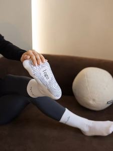 NOUVELLE ARRIVÉE Chaussettes de Pilates personnalisées avec logo pour femmes, chaussettes de yoga et de danse antidérapantes en coton de qualité supérieure, faible MOQ, vente en gros, chaussettes mi-mollet antidérapantes avec grip - Product Image 6