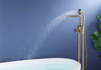 Robinet de baignoire autoportant de luxe en laiton massif doré brossé avec douchette pour villa