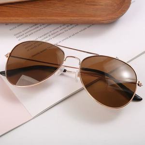 2025 <span class=keywords><strong>Gafas</strong></span> <span class=keywords><strong>de</strong></span> <span class=keywords><strong>sol</strong></span> polarizadas <span class=keywords><strong>de</strong></span> gran tamaño con logotipo personalizado <span class=keywords><strong>para</strong></span> niños Marco <span class=keywords><strong>de</strong></span> metal dorado beige TAC <span class=keywords><strong>para</strong></span> <span class=keywords><strong>niñas</strong></span> pequeñas, niños, <span class=keywords><strong>adolescentes</strong></span> - Product Image 6