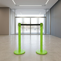 Poteau de guidage rétractable vert vif avec barrière de file d'attente en métal pour le contrôle des foules dans les centres commerciaux, aéroports, hôtels et événements