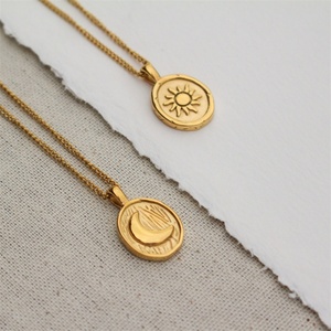 Collier soleil plaqué or avec pendentif rond en acier inoxydable anti-ternissement - Product Image 3