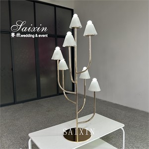 Saixin Décoration <span class=keywords><strong>de</strong></span> <span class=keywords><strong>table</strong></span> <span class=keywords><strong>de</strong></span> mariage <span class=keywords><strong>de</strong></span> luxe Nouveau <span class=keywords><strong>design</strong></span> Abat-jour en or Support <span class=keywords><strong>de</strong></span> lumière Centres <span class=keywords><strong>de</strong></span> <span class=keywords><strong>table</strong></span> <span class=keywords><strong>de</strong></span> haute qualité pour <span class=keywords><strong>table</strong></span> <span class=keywords><strong>de</strong></span> mariage - Product Image 2