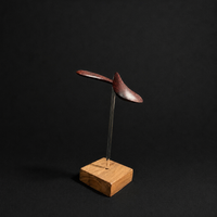 Sculpture d'équilibre Sunmuse |   Art cinétique en bois et laiton, sculpture artisanale d'équilibre, décoration de bureau abstraite, Sunmuse Studio