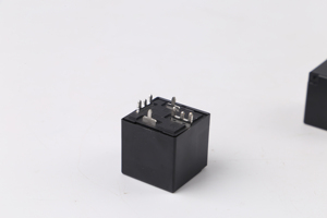 ממסר חשמלי לרכב Tuya חיצוני WiFi בעל 4 ערוצים 12V24V 30A/40A מאושר על ידי TUV דגם SEV4-U-112DM - Product Image 2