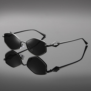 Gafas de Sol Metálicas con Marco de Diamantes, Polarizadas UV400, Lentes de Moda para Streetwear, Conducir y Viajar - Product Image 3