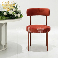 Chaises de banquet de mariage modernes pour hôtel avec structure en métal empilable et coussin en velours rouge pour événements en extérieur/intérieur