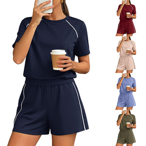Ensemble de shorts sportifs 2 pièces pour femmes, col rond, manches courtes, couleur unie, tricoté, respirant, coupe ample, au-dessus du genou, avec bande latérale - Product Image 1