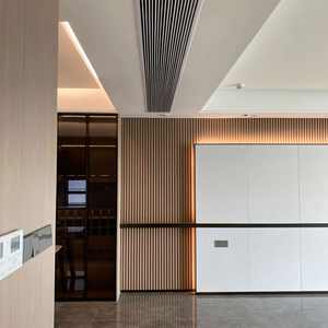 China Manufacturer's Classic Wooden Wardrobe Adjustable <b>Shelves</b> and Built-In Drawers Home <b>Bedroom</b> Furniture - Product Image 1