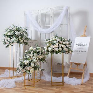 Boule <span class=keywords><strong>de</strong></span> fleurs artificielles en feuilles d'eucalyptus et <span class=keywords><strong>de</strong></span> soie OEM, <span class=keywords><strong>centre</strong></span> <span class=keywords><strong>de</strong></span> <span class=keywords><strong>table</strong></span> en rose blanche <span class=keywords><strong>pour</strong></span> mariage, Noël, Nouvel An - Fait à la main - Product Image 1