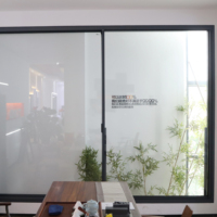 Fenêtres coulissantes fixes panoramiques extra-larges Eloyd, cadre en alliage d'aluminium insonorisé, design moderne, grille en acier inoxydable