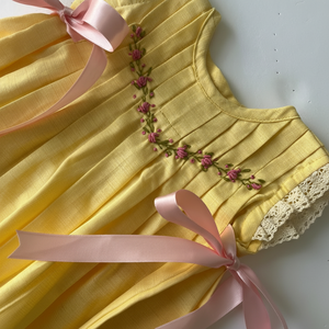 Vestido de lino suave bordado a mano para niñas, estilo informal para el primer cumpleaños de niños pequeños, OEM hecho en Vietnam - Product Image 1