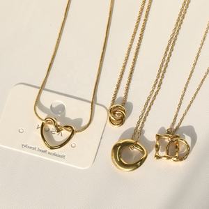 Collar de Moda con Diseño de Amor Entrelazado, Minimalista, Chapado en Oro de 18k, Cadena de Acero Inoxidable para Clavícula, con Colgante de Corazón para Mujer - Product Image 3