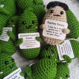 ตุ๊กตาแตงกวาและมันฝรั่งถักไหมพรมทำมือ น่ารัก ตลก สร้างสรรค์  รับทำตามสั่ง สีและโลโก้ตามต้องการ - Product Image 2