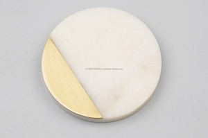 Posavasos redondo hecho a mano de mármol blanco de calidad superior superventas con patrones de latón clásico suministro mundial - Product Image 2