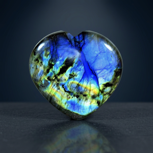 Vente en gros de pierres précieuses de Labradorite naturelle en forme de coeur de 16mm de haute qualité en vrac Spectrolite Black Rainbow IGI Certified Factory - Product Image 3