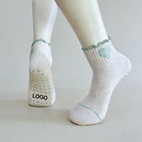 Chaussettes de Pilates personnalisées à faible MOQ, avec logo brodé, antidérapantes pour jeunes, idéales pour le yoga et la danse.