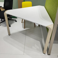 Table de bureau modulaire moderne à pieds triangulaires en fer pour réunions collaboratives, bureau à domicile, école et bar