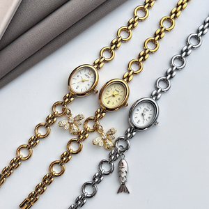 Montre-bracelet vintage pour femme avec pendentif abeille en or et quartz - Product Image 4