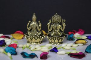 คู่พระลักษมีและพระกานีช ทำจากทองเหลือง – งานฝีมือขนาดเล็กสำหรับบูชาที่บ้าน ตกแต่งสำนักงาน และเป็นของขวัญมงคล ผลิตในรัฐราชสถาน ทำด้วยมือ - Product Image 4