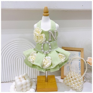 Vestido tutú verde matcha para perros pequeños, estilo princesa con forro polar, letras de perlas y flores, para las cuatro estaciones - Product Image 1