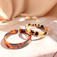 Vente en gros sur mesure Bracelets pour femmes 4 pièces Bracelets blancs en acétate écaille de tortue et imprimé léopard Tailles régulières et plus