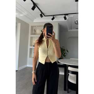 เสื้อครอปสีเบจสำหรับผู้หญิง แขนกุด คอเต่า ทรงเข้ารูป เสื้อกล้ามลำลอง - Product Image 1