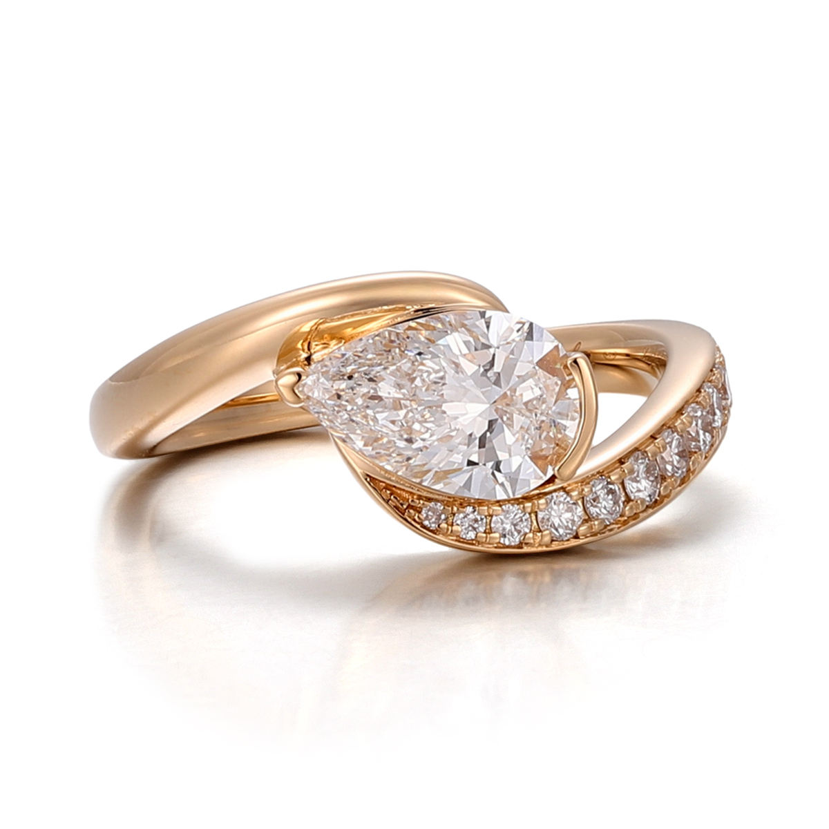 Bague en or massif 10 carats avec diamant de laboratoire.